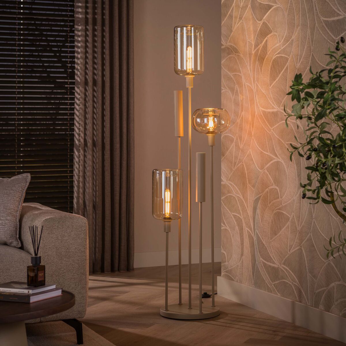 Serene lülitiga astmeline põrandalamp – Beige