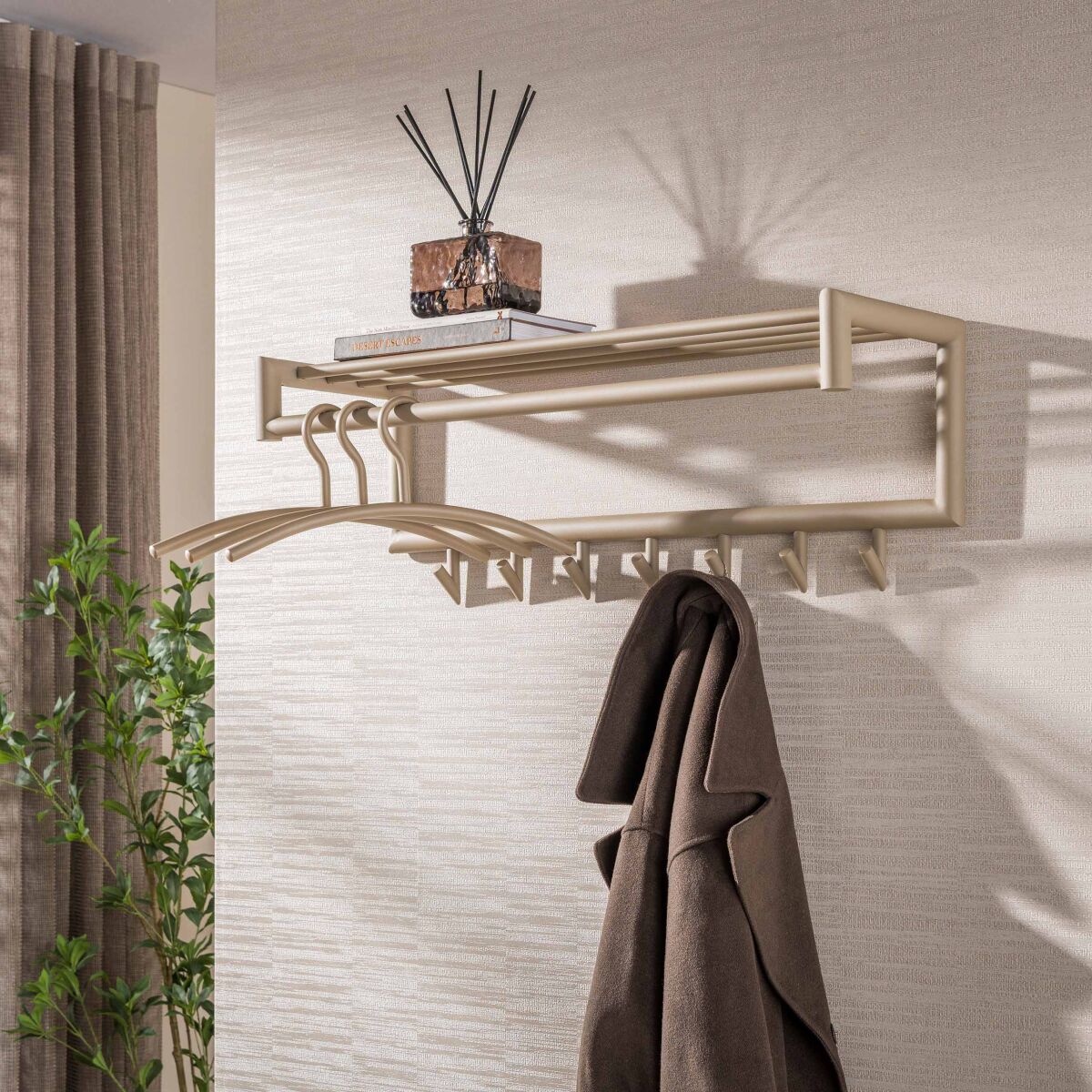 Seinale kinnitatav riidenagi Tubo 7 konksuga – Beige Seinale kinnitatav riidenagi Tubo 7 konksuga – Beige