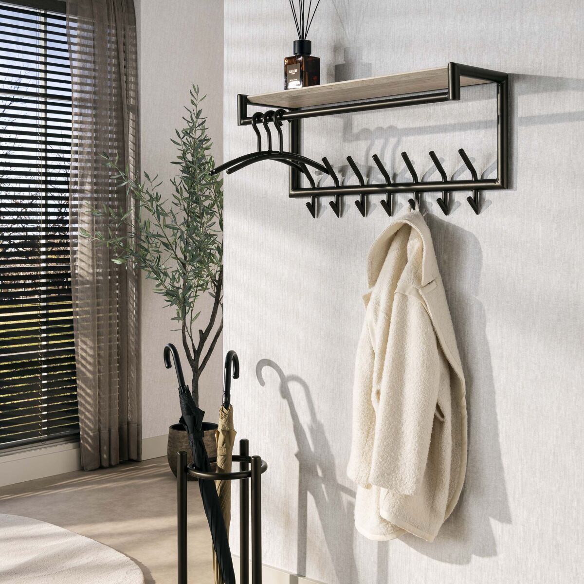 Terra nagi riidepuu ja mütsiriiuliga – Melamine travertine Terra nagi riidepuu ja mütsiriiuliga – Melamine travertine